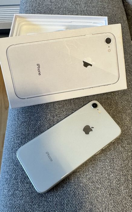Телефон IPhone 8
