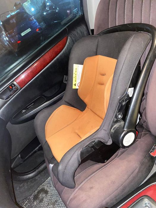 Стульчик для детей и коляска с автокреслом