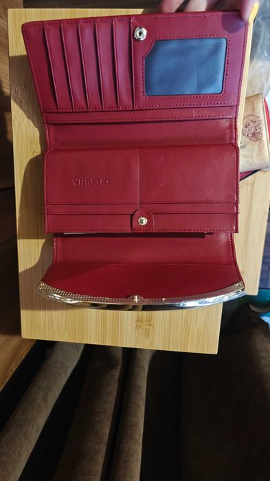 Продавам червен портфейл