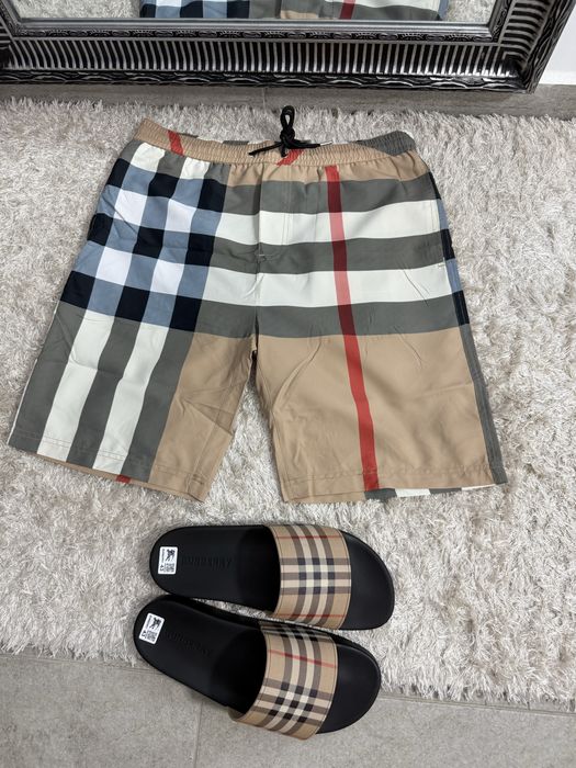 Sort de baie Burberry colectie noua vara 2025