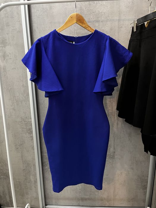 Рокля от плътен стегнат плат