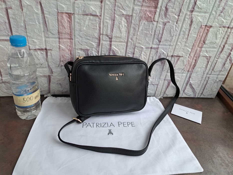 дамска черна чанта,Patrizia Pepe,малка чантичка-естествена кожа