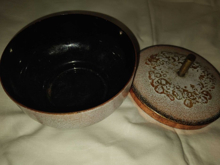 Продавам две порцеланови кутийки за бижута.