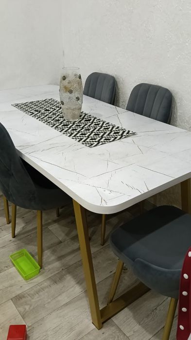 Продам стол без стульев