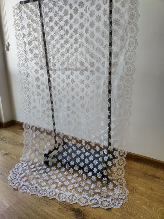 Кашпи за цветя и перденце