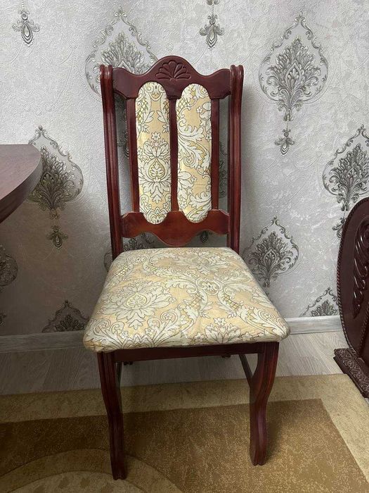 Продается стол со стульями