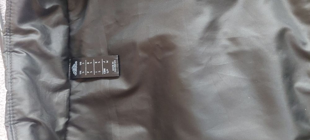 Продавам яке" Adidas".Маслинено зелено,размер S,без забележки .