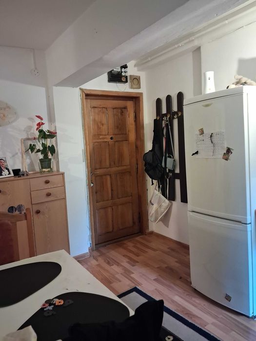 Vind apartament 2 camere decomandat,centrala termica noua,izolat