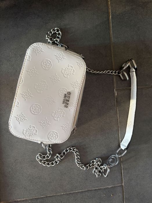 бяла дамска чанта на Guess