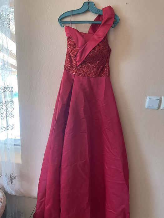 Продава се!  Сатенена рокля с колан блестящ