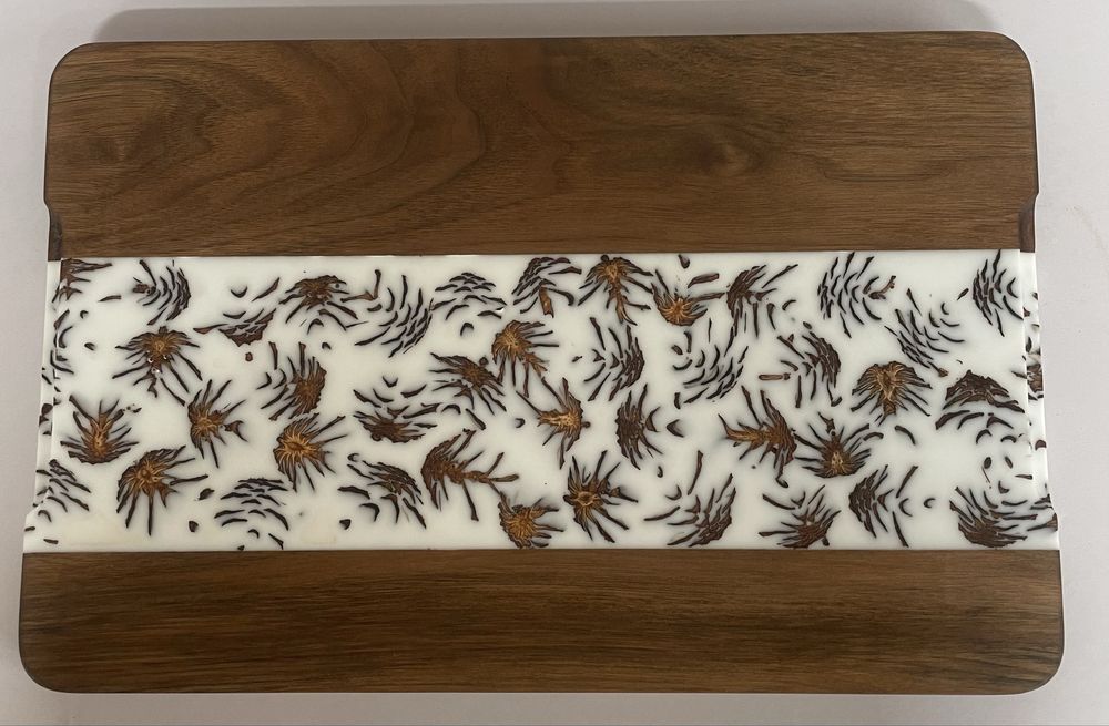 Дървена поднос от орех и епоксидна смола с шишарки