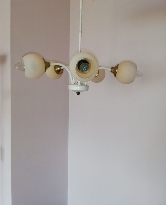 Полилей с пет тела с матирани бледо жълти чашки.