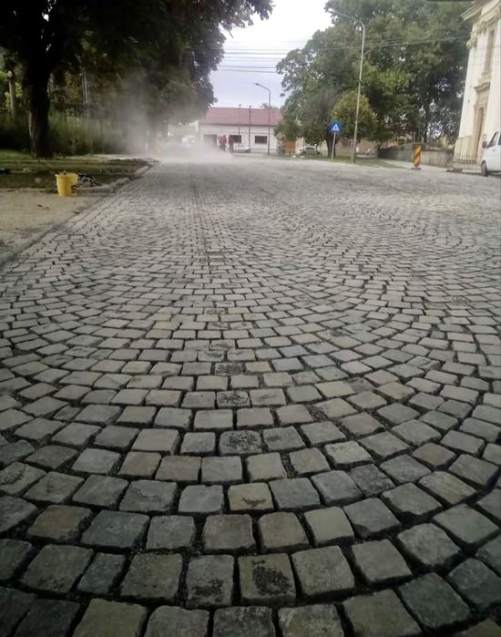 Vând piatră cubică istoirică și montez
