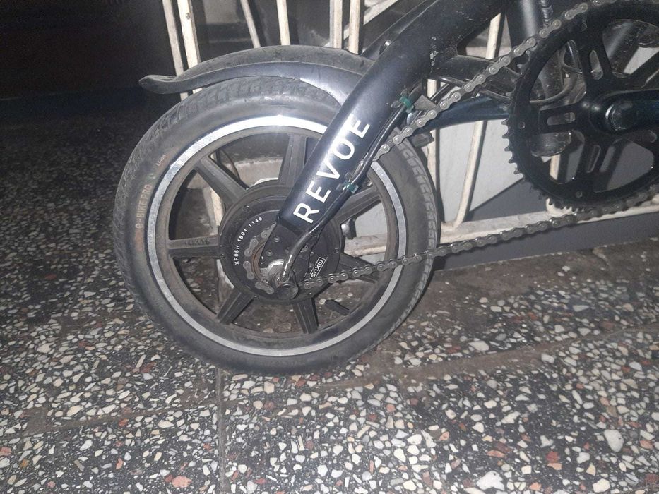de vanzare bicicleta electrica revoe folosita  3 luni