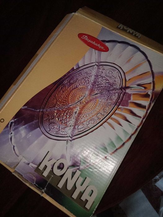 менажницы, тарелки, подносы для сухофруктов и орешек.