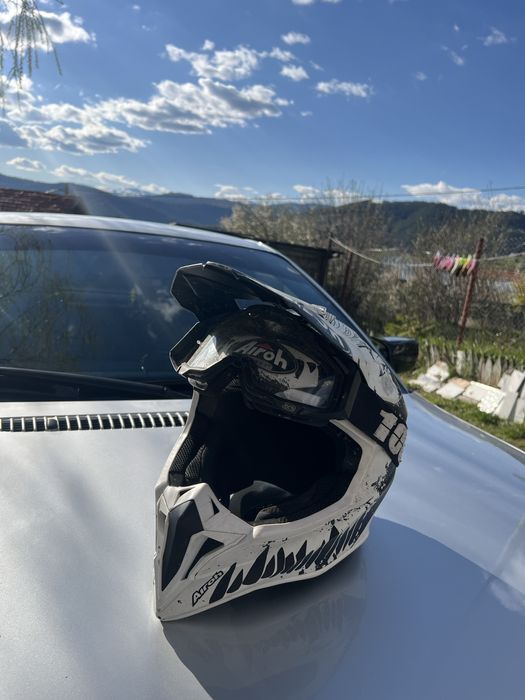 Продавам кросова каска Airoh S-размер