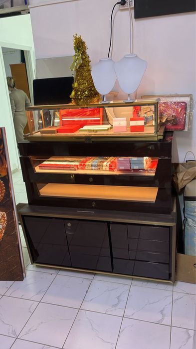 Витрина,шкаф,сейф