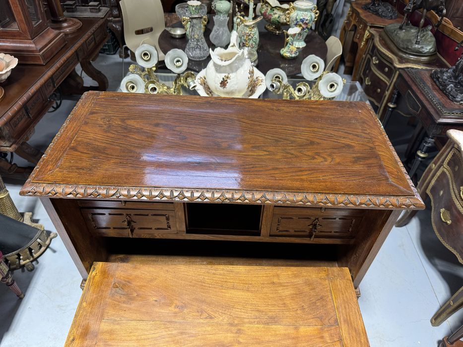 Secretier din lemn cu sculpturi