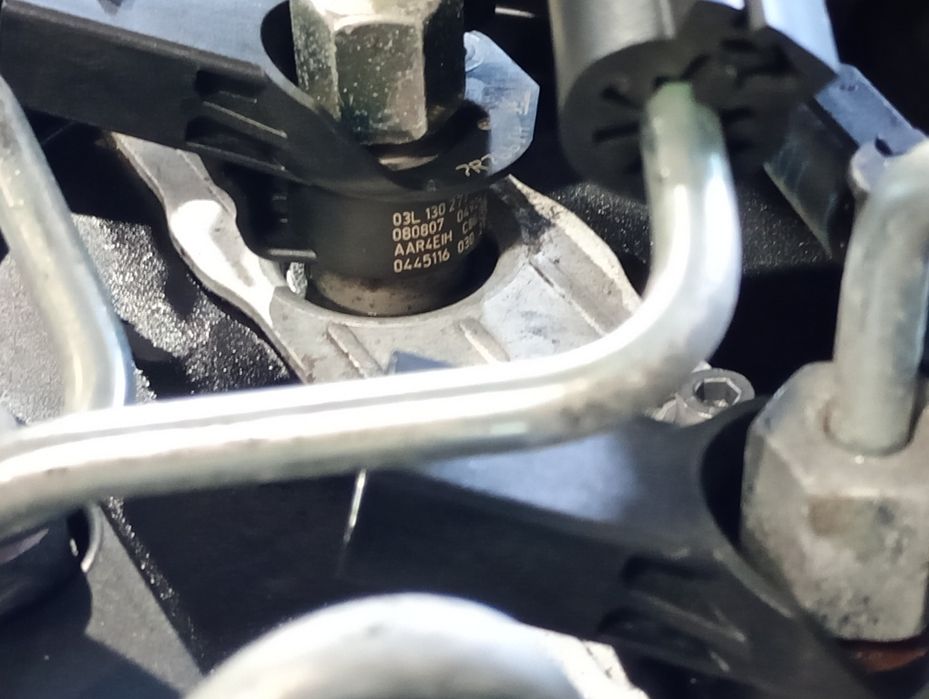 Injector injectoare vw passat b6 golf6 audi A4 b8 2.0tdi caga caha