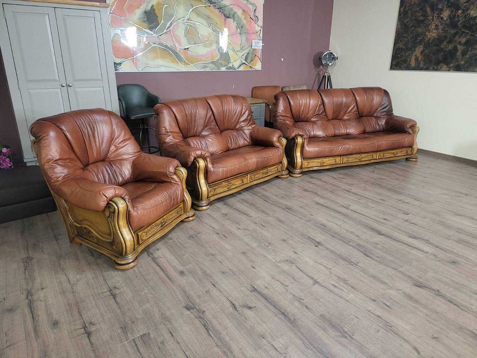 Кафяв комплект дивани тройка,двойка и фотьойл от естествена кожа и дъб