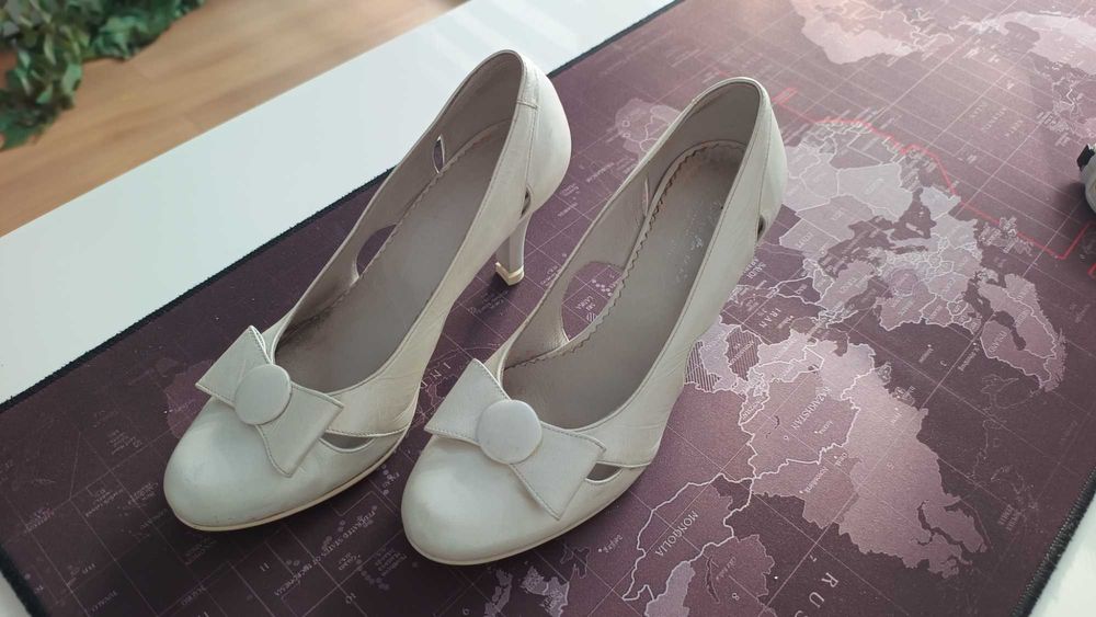 Pantofi albi, piele, marimea 37