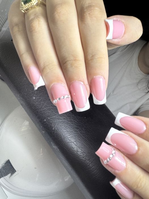 Stilist protezist . Aplic unghii cu gel