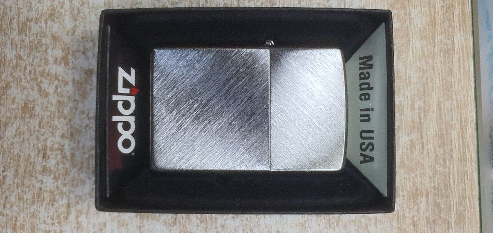 Zippo noua in cutie