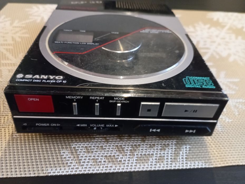 Vând CD player Sanyo