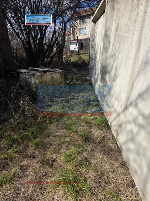 УПИ в с. Кошарево 420 м² със собствен водоизточник и 2 гаражни клетки