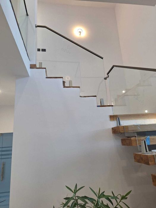 balustrada din sticla securizata prinsa in conectori