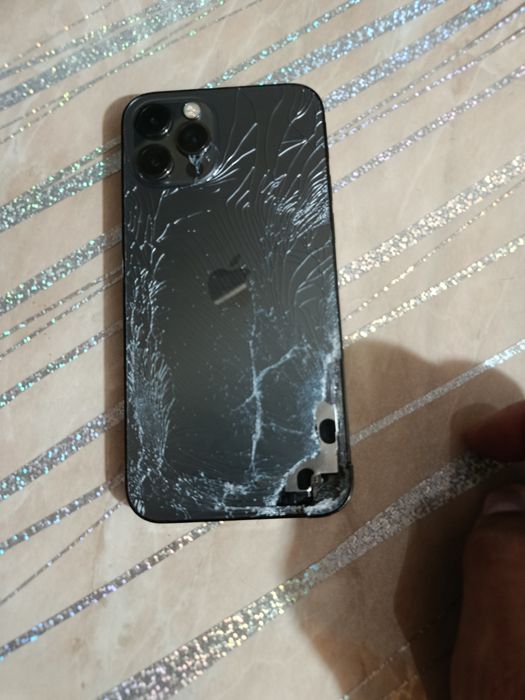 Продавам айфон 12 про