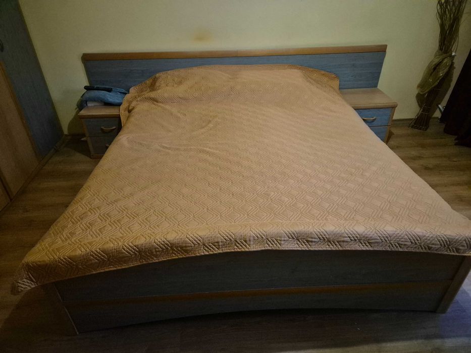 Спален комплектПродавам спален комплект в много добро състояние. Състоящо се от
гардероб, спалня със с нощни шкафчета и скрин .Размери на леглото 164/