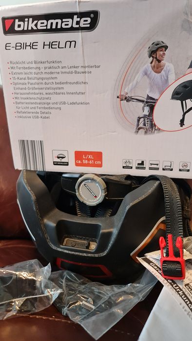 Casca bicicleta cu semnalizare integrata