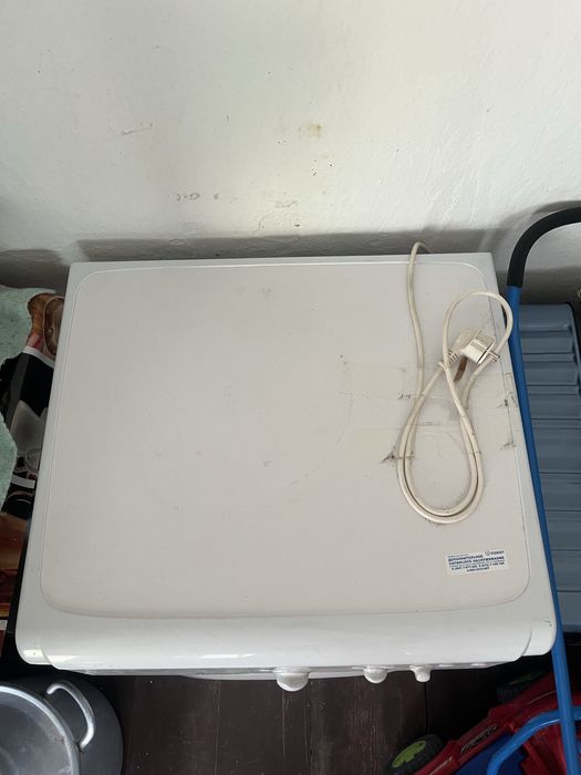 Продам стиральную машину Indesit