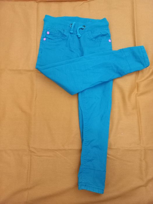 Продаётся брюки для девочек на 5-6лет