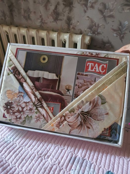 Продам подарочный набор постельного белья и две вакуумные подушки