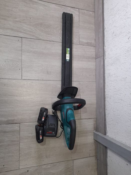 Foarfeca de tuns Bosch AHS 50-20 Li
18 v 
Doi acumulatori