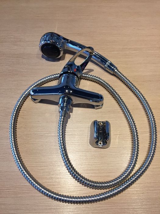 Смесител за душ/вана с маркуч, 3-степенна слушалка и малък държач.