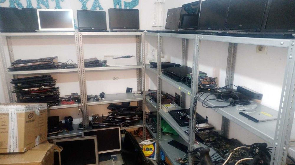 vand lot 10 laptopuri functionale