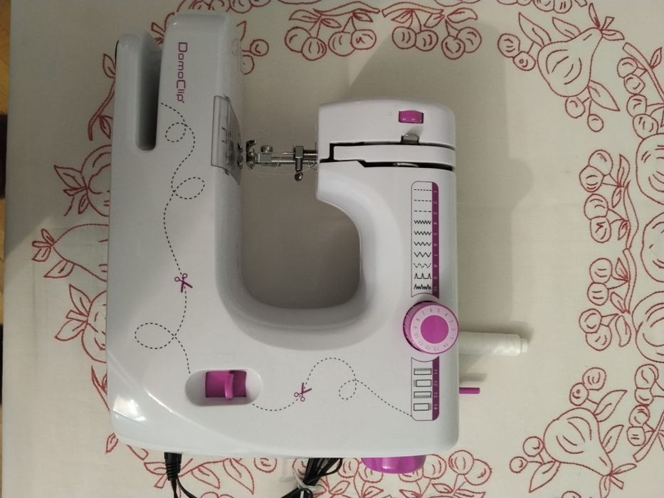Mașina de cusut DomoClip