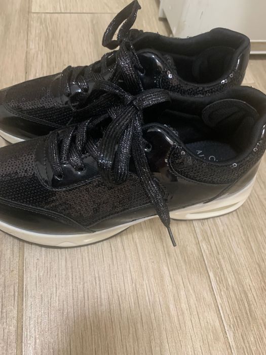 Чисто нови дамски маратонки