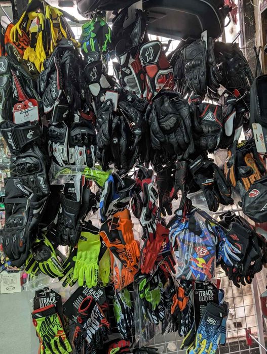 Мото екипировка нова,втора употреба и аксесоари за мотори.