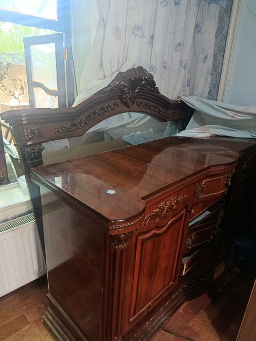 Kamot oyna va tumbochka