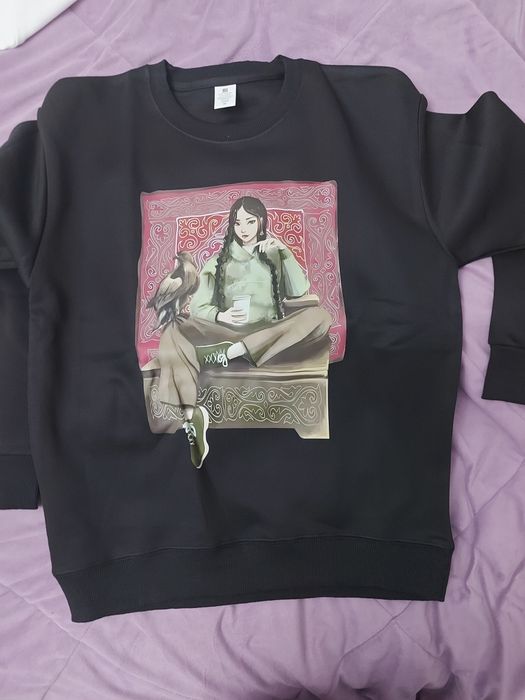 Свитшот с национальным орнаментом.