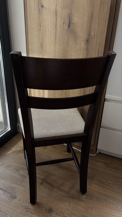 Два броя кухненски столове