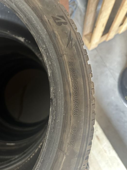 Продавам зимни  гуми 18ки Bridgestone 225/40/18