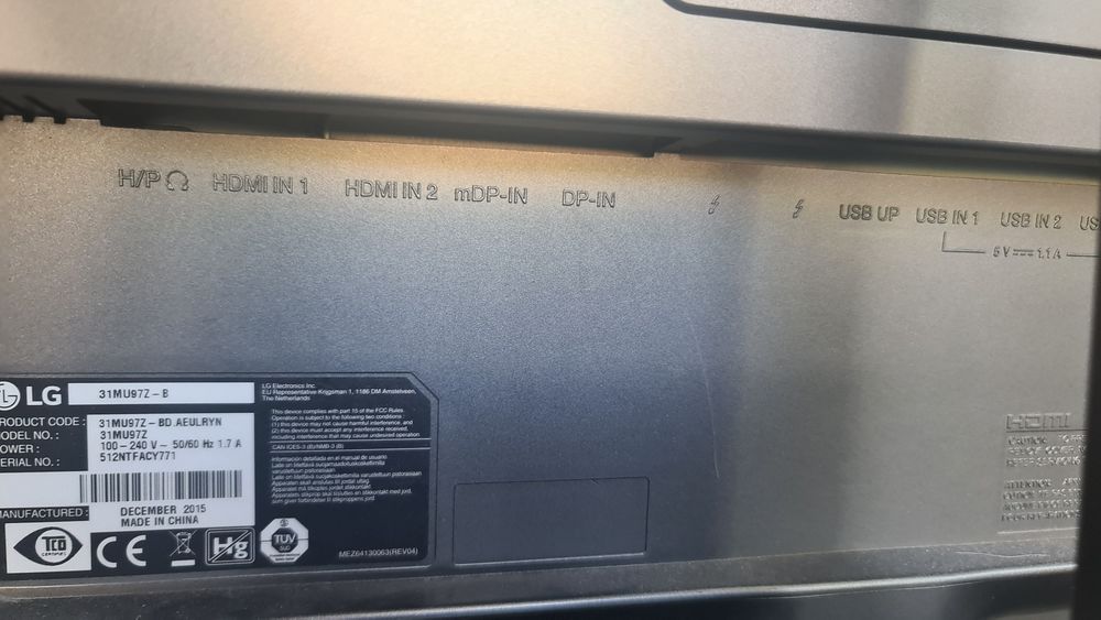 LG монитор 31" (съвместим с Apple)