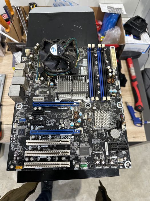 Дъно,захранване и така нататък за компютър.