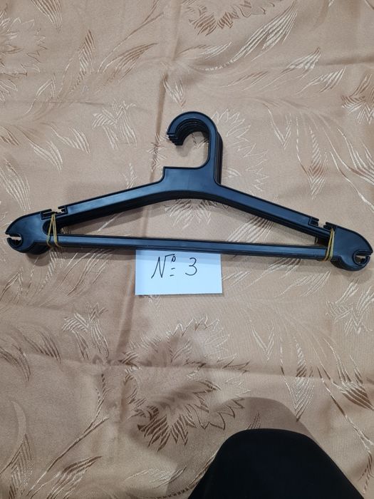 18ст.бр.  Пласмасови закачалки за дрехи широко рамо бройката струва 0