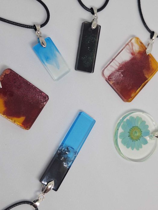 Ръчно изработени колиета от епоксидна смола